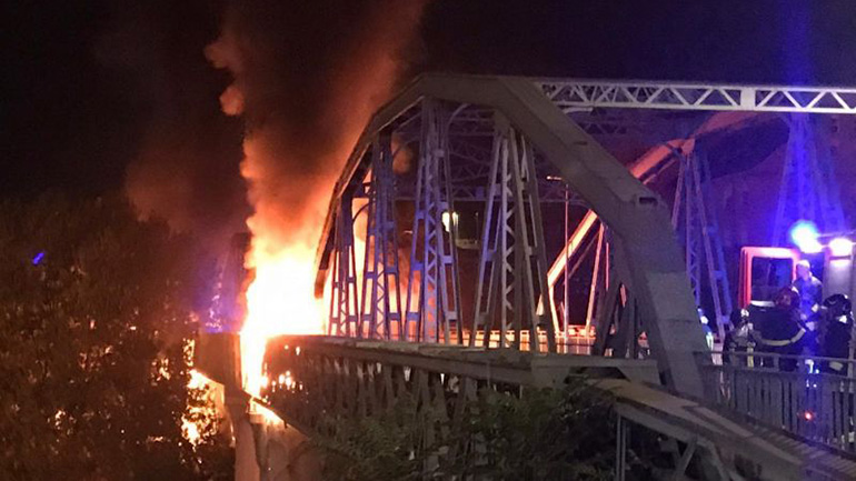 Ιταλία: Κατέρρευσε μέρος ιστορικής μεταλλικής γέφυρας εξαιτίας πυρκαγιάς